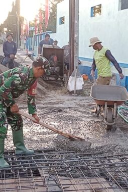 Wujudkan Kemanunggalan TNI-Rakyat, Serka Anton Bersama Warga Gotong Royong Cor Jembatan Garuda