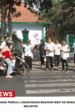 Perhutani Jombang Perduli Lingkungan Bagikan Bibit Ke Warga Yang Melintas